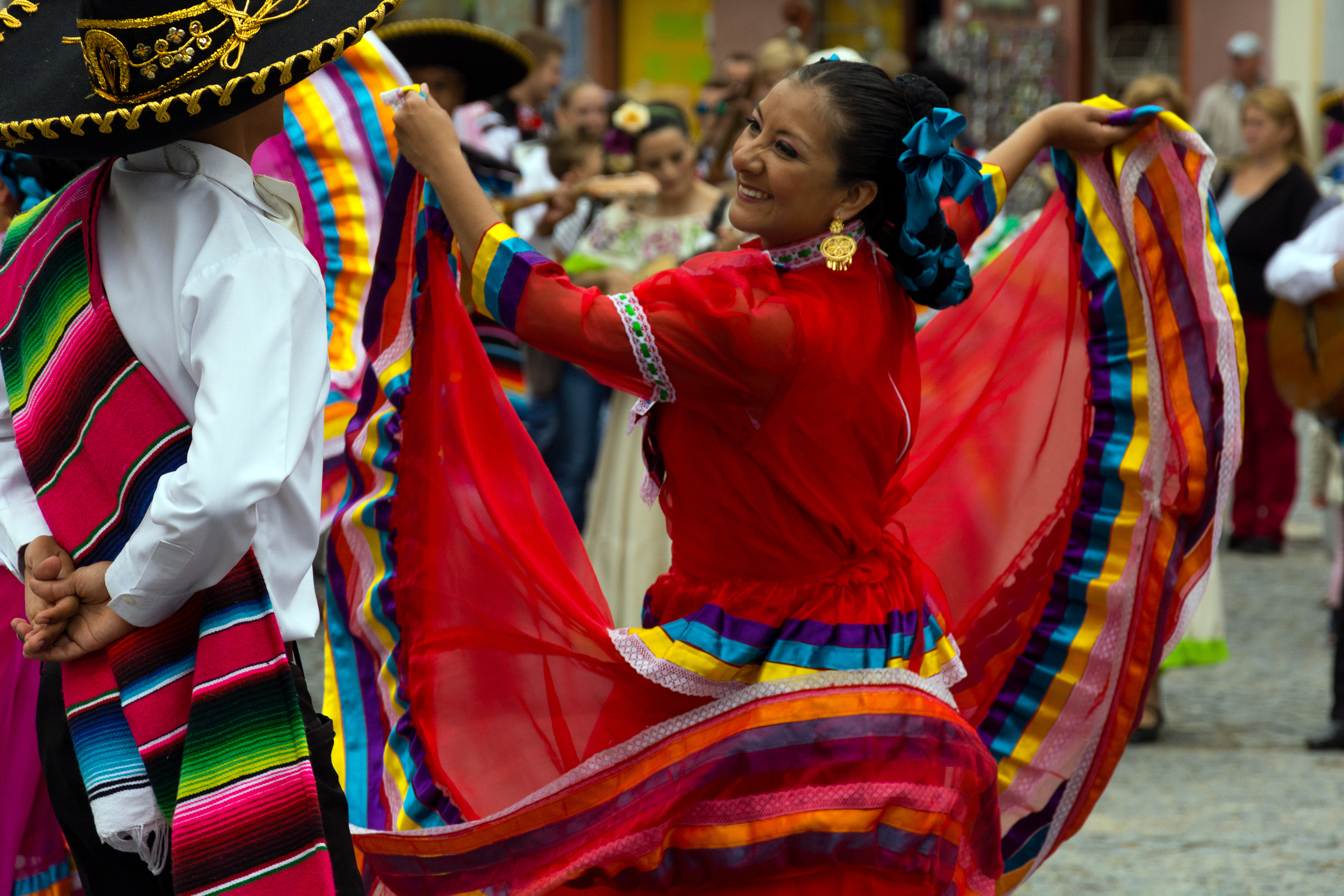 Большая часть населения мексики говорит. Мексика культура. Мексика традиции. Мексика танцы. Мексиканцы танцуют.